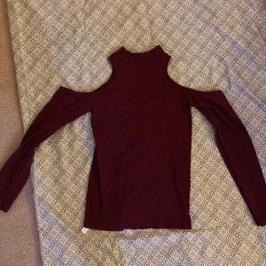 Shoulderless turtleneck blouse in maroon